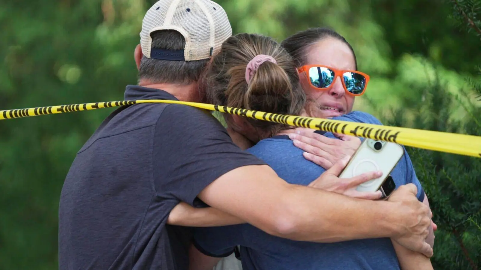 Menschen umarmen sich nach Schüssen an einer Schule, bei denen zwei Kinder gestorben sind. (Foto: Alex Kormann/Star Tribune/AP/dpa)