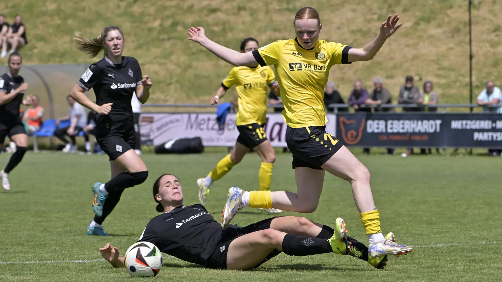 Obenauf: Solveig Schlitter hatte Weinberg gegen Borussia Mönchengladbach in Führung geschossen, am Ende stand ein 1:4. (Foto: Martin Rügner)