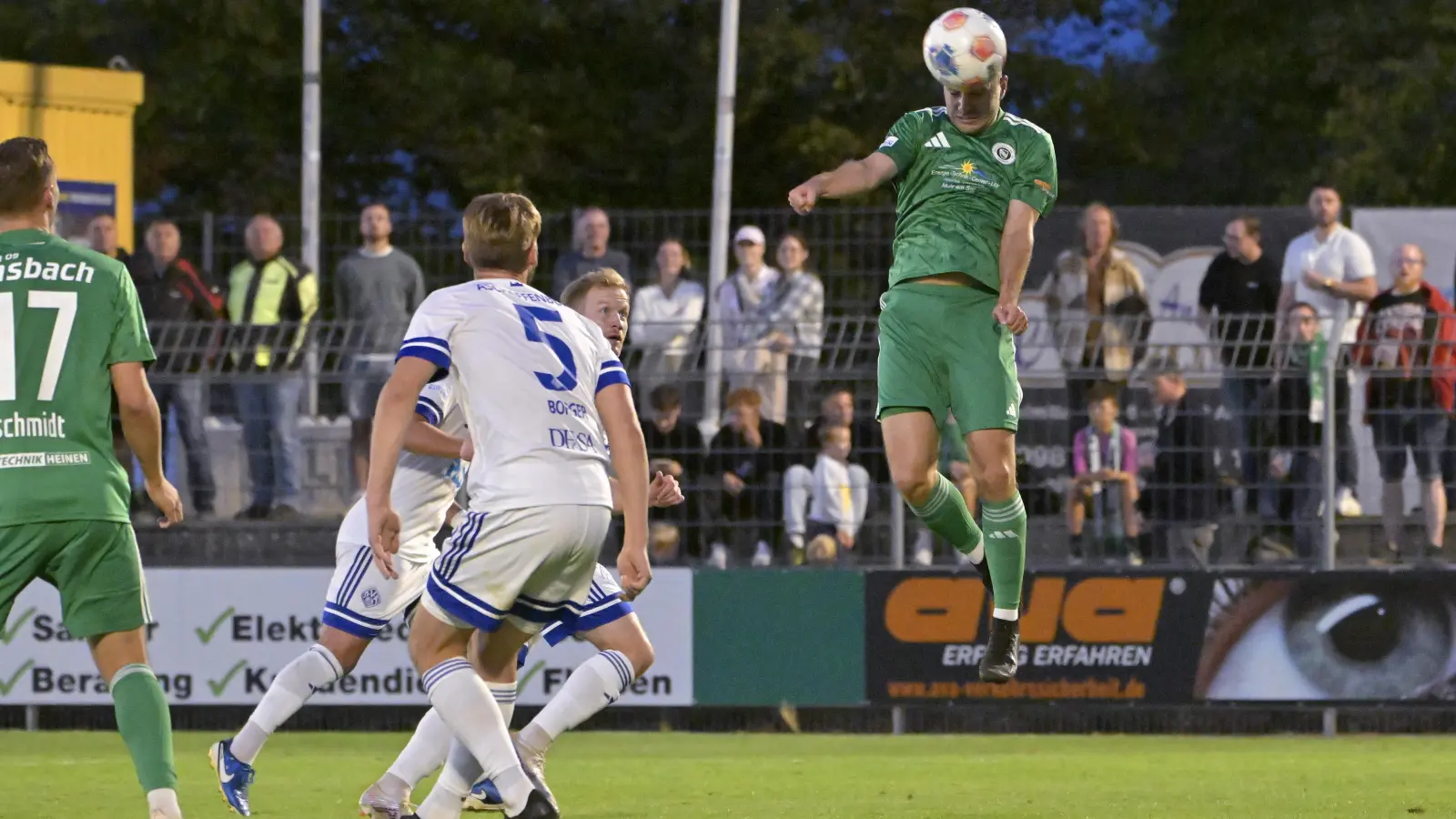 Hochgeschraubt: Sven Landshuter köpft den Ball sehenswert zum 3:0 für die SpVgg Ansbach ins Aschaffenburger Tor.  (Foto: Martin Rügner)