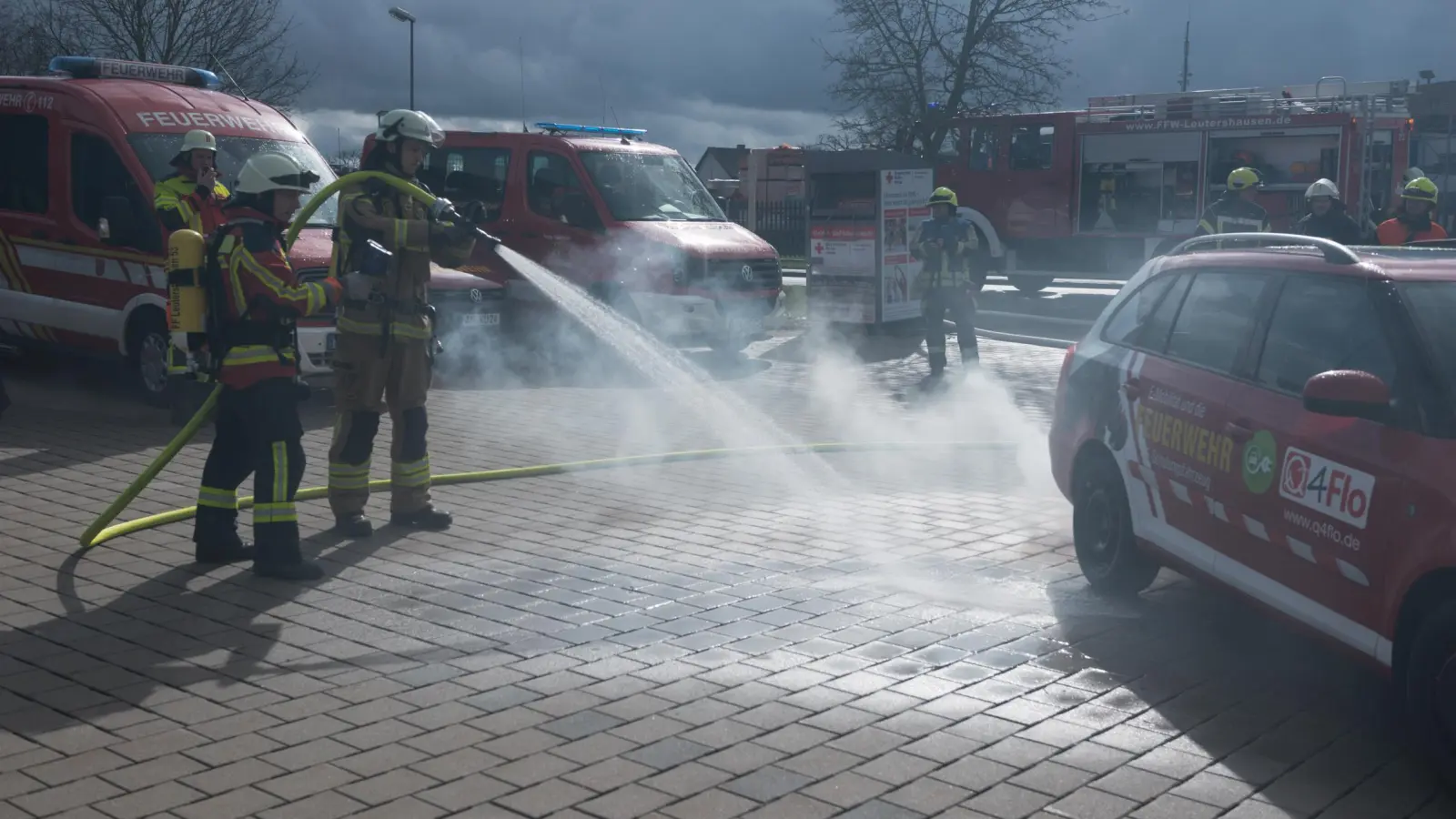 Wenn ein Elektroauto brennt, sind die weißen Gase eine Gefahr. Bei einer Feuerwehr-Übung erfuhren Einsatzkräfte, wie dieser zu begegnen ist. (Foto: Leo Söllner)