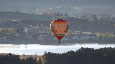 Ein Heißluftballon gleitet über den Hopfensee im Allgäu. (Foto: Karl-Josef Hildenbrand/dpa)