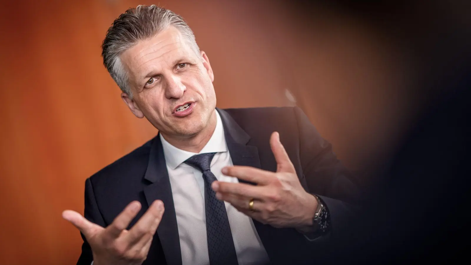 Kanzleramtschef Frei zeigt sich in der Debatte über die Stromsteuer gesprächsbereit. (Archivbild)  (Foto: Michael Kappeler/dpa)