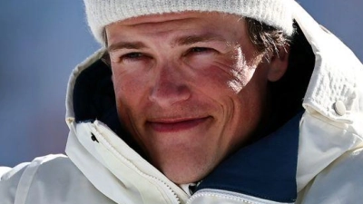 Das ist sie: Johannes Hoesflot Klaebo freut sich über seine achte Olympia-Goldmedaille. (Foto: Daniel Karmann/dpa)