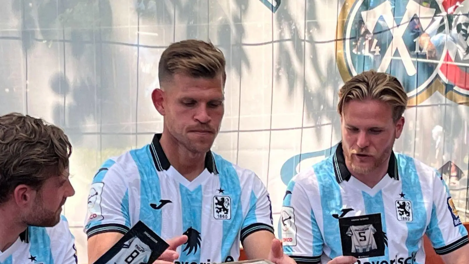 Florian Niederlechner (2.v.l.) und seine Mitspieler freuen sich auf die neue Saison. (Foto: Christian Kunz/dpa)