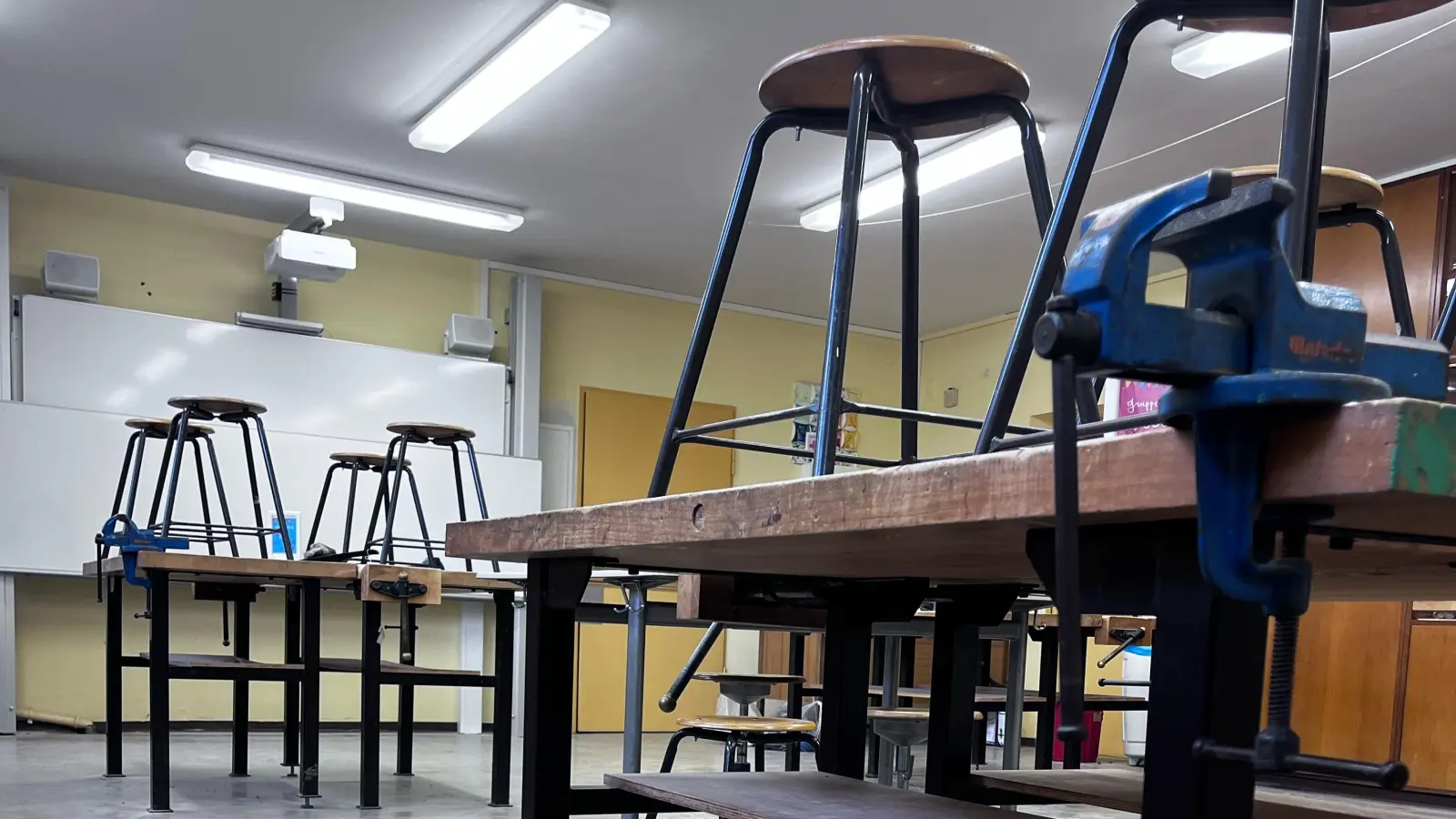 Hochgestellte Stühle in den Klassenräumen von Werken und Gestalten. Dieses Bild bekommen die Lehrkräfte ab dem Schuljahr 2024/25 wohl häufiger zu sehen. Künftig wird unter anderem an diesen Stunden gespart, um mehr Deutsch und Mathe unterrichten zu können. (Foto: Laura Nadler)