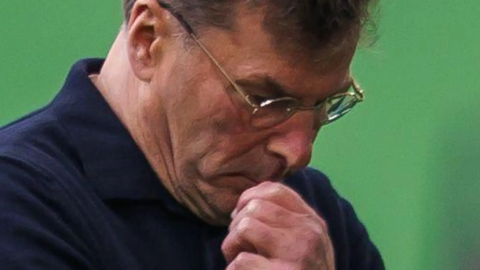 Der Abstieg droht: Wolfsburgs Trainer Dieter Hecking beim 0:1 gegen Werdder Bremen. (Foto: Andreas Gora/dpa)