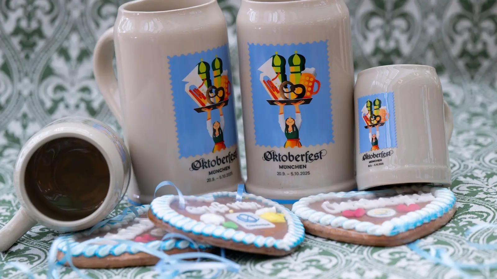 Die Krüge sind auch Sammlerstücke. (Foto: Sven Hoppe/dpa)