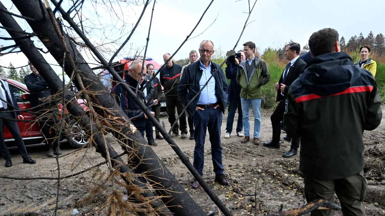 Für Bundeskanzler Merz ist der Waldbrand in Hürtgenwald eine Folge des Klimawandels.  (Foto: Roberto Pfeil/AFP-Pool/dpa)