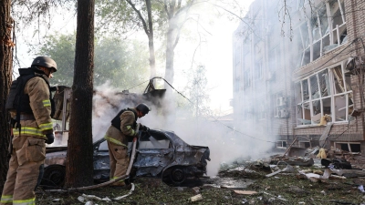 Saporischschja ist eine der am häufigsten von russischen Truppen attackierten Städte in der Ukraine.  (Foto: Kateryna Klochko/AP/dpa)