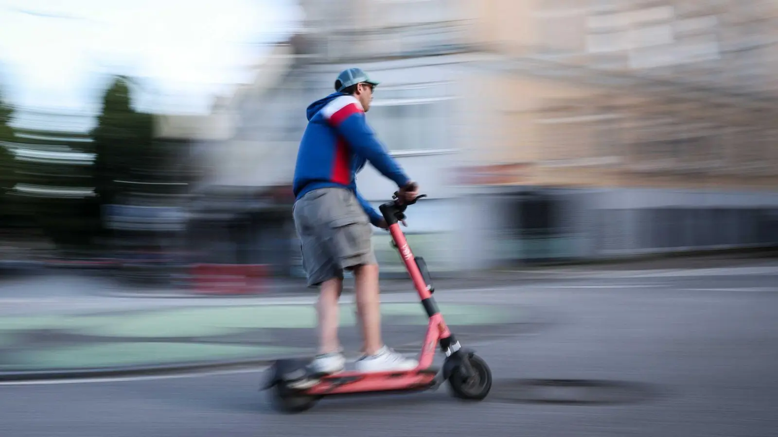 Mehr als die Hälfte aller E-Scooter-Unfälle registrierte die Polizei in großen Städten. (Symbolbild) (Foto: Christian Charisius/dpa)