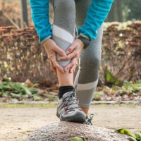Wenn das Bein beim Joggen schmerzt, heißt es erst einmal: Pause. Belastungsabhängige oder wiederkehrende Schmerzen sollten ärztlich abgeklärt werden. (Foto: Christin Klose/dpa-tmn)