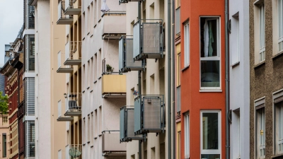 Miete und Nebenkosten verschlingen 30 Prozent oder mehr des Nettoeinkommens von Privathaushalten. (Symbolbild) (Foto: Andreas Arnold/dpa)