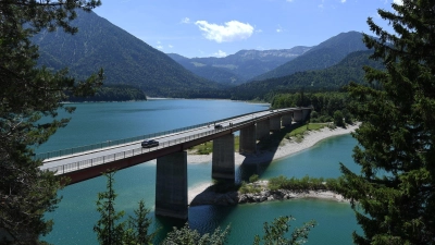 Die Wasserwacht weist auf den aktuell niedrigen Pegelstand des Sylvensteinspeichers hin. (Archivbild) (Foto: Angelika Warmuth/dpa)