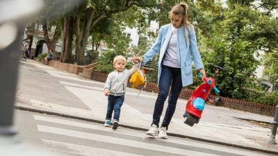 Jetzt aber schnell zur Kita: Berufstätige Eltern stehen oft unter Druck, sowohl im Arbeits- als auch im Privatleben alles perfekt machen zu wollen. (Foto: Christin Klose/dpa-tmn)