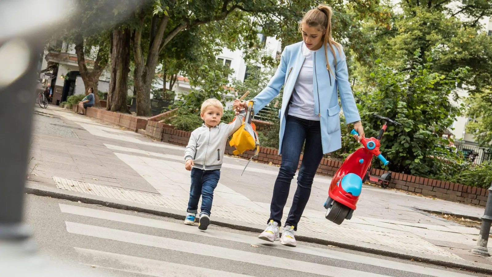 Jetzt aber schnell zur Kita: Berufstätige Eltern stehen oft unter Druck, sowohl im Arbeits- als auch im Privatleben alles perfekt machen zu wollen. (Foto: Christin Klose/dpa-tmn)