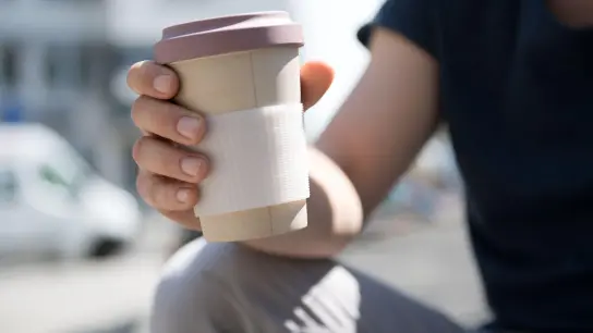 Kaffeebecher aus Bambus können ein Problem sein: Werden Flüssigkeiten heißer als 70 Grad eingefüllt, können Schadstoffe aus dem Bechermaterial in den Kaffee übergehen. (Foto: Andrea Warnecke/dpa-tmn)