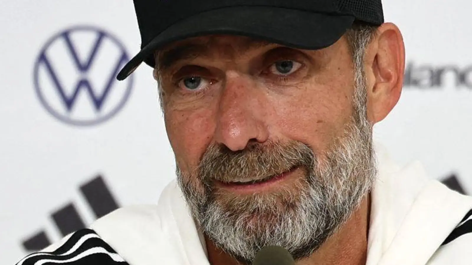 Für Jürgen Klopp steht beim Rückspiel in Griechenland viel auf dem Spiel.  (Foto: Christian Charisius/dpa)