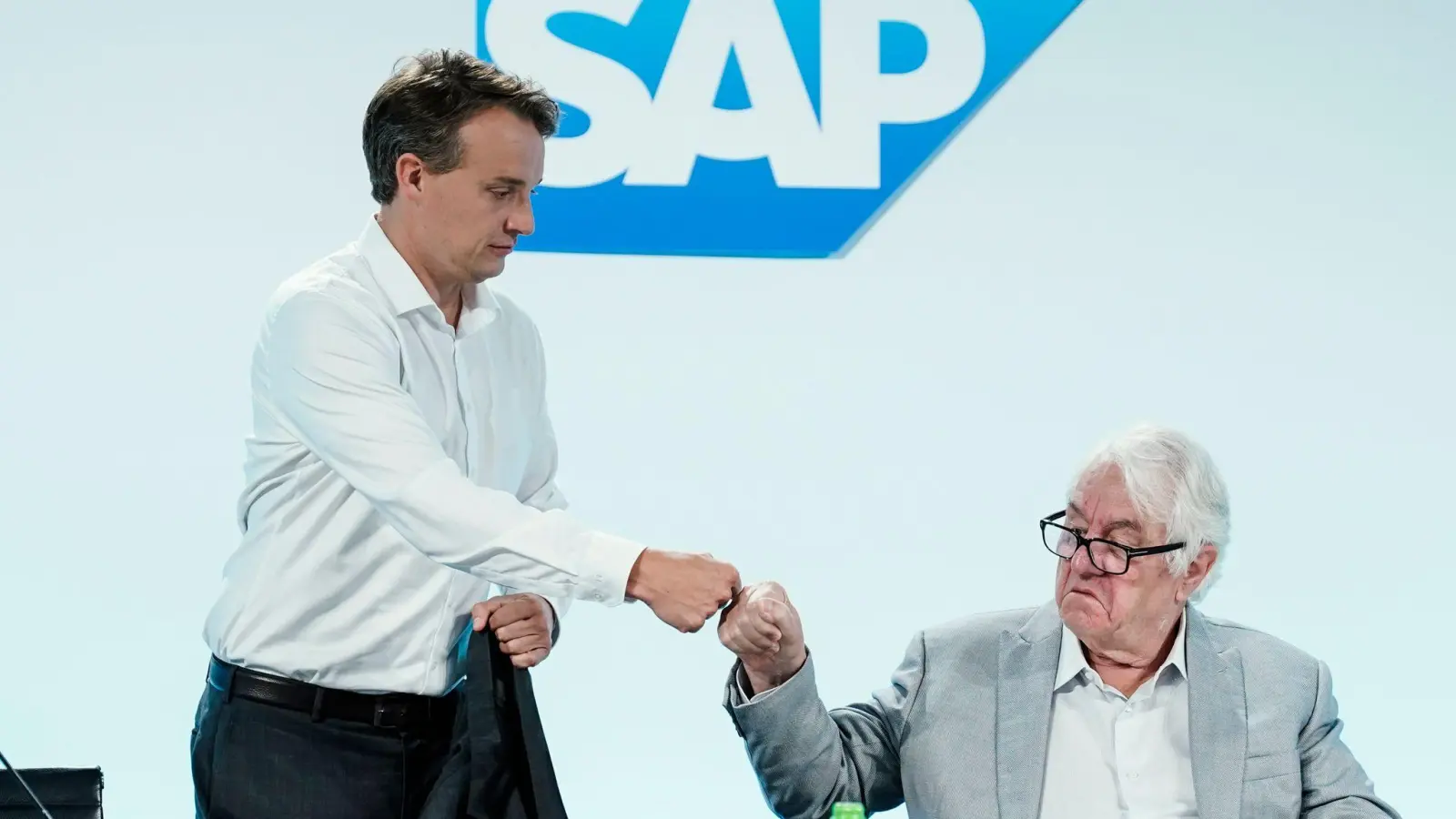 Hasso Plattner (r), Vorsitzender des Aufsichtsrats der SAP SE, und Christian Klein, Vorstandssprecher des Softwarekonzerns SAP, begrüßen sich vor der Hauptversammlung des Softwarekonzerns SAP. (Foto: Uwe Anspach/dpa)