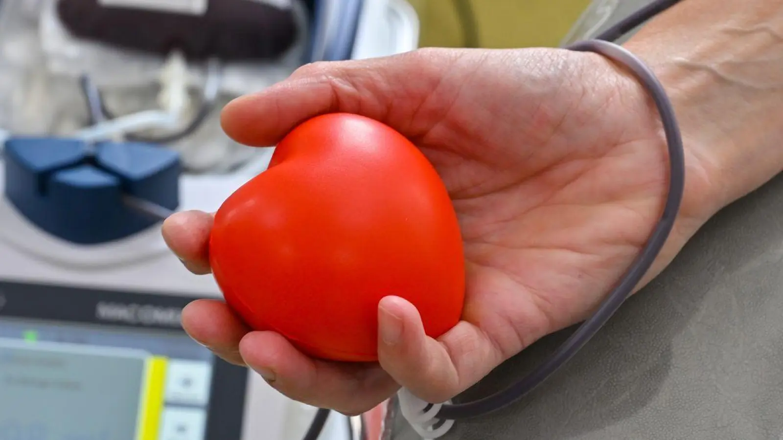Nach Krankheit, Impfung oder Zahnbehandlung gilt: Erst die vorgeschriebene Pause einhalten, dann Blut spenden. (Foto: Patrick Pleul/dpa/dpa-tmn)