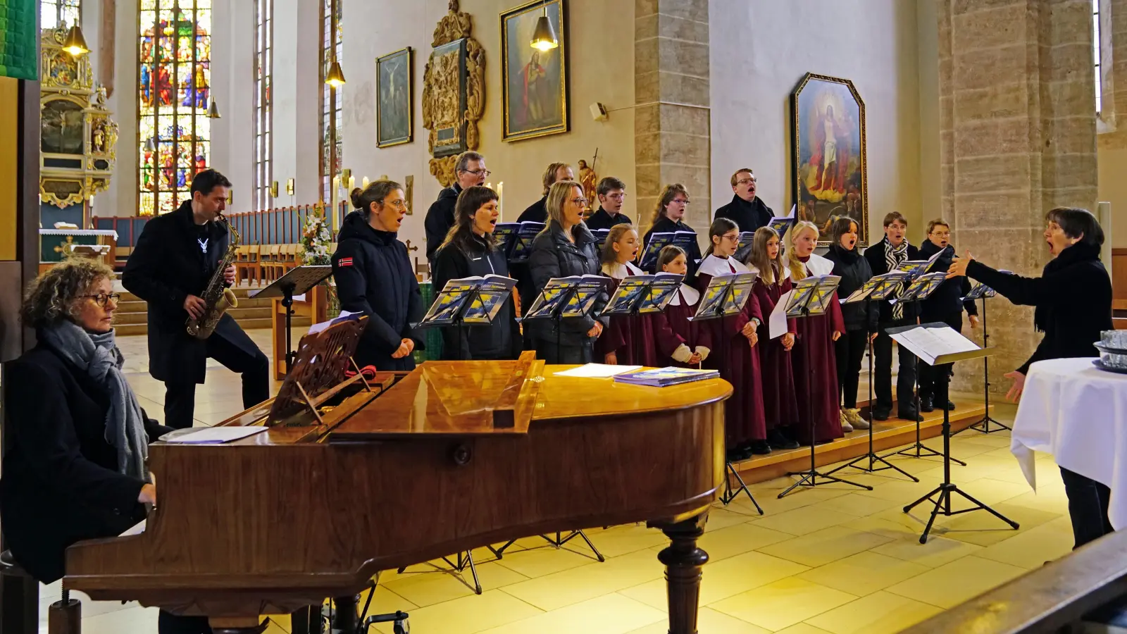 Musik-Gottesdienst beim Jazzarise-Festival: Der Jugend- und Elternchor der Ansbacher Kantorei-Singschule führte eine „Kleine Jazzmesse” auf. Die Leitung hatte Dekanatskantorin Ulrike Walch. (Foto: Elke Walter)