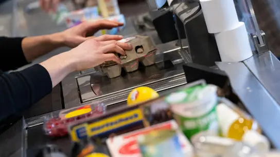 Ein Kassierer arbeitet in einem Supermarkt: Die Inflationsrate sinkt. (Foto: Sven Hoppe/dpa)