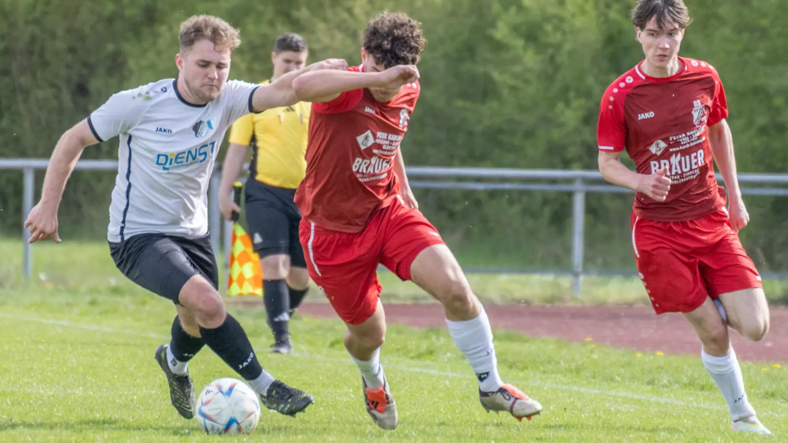 Der SV Ornbau-Weidenbach (links Simon Schwarzer) empfängt am Sonntag den TSV Schopfloch, der TV Dietenhofen (in Rot im Zweikampf Jonas Weinländer) fährt zum SV Raitersaich. (Foto: Markus Zahn)