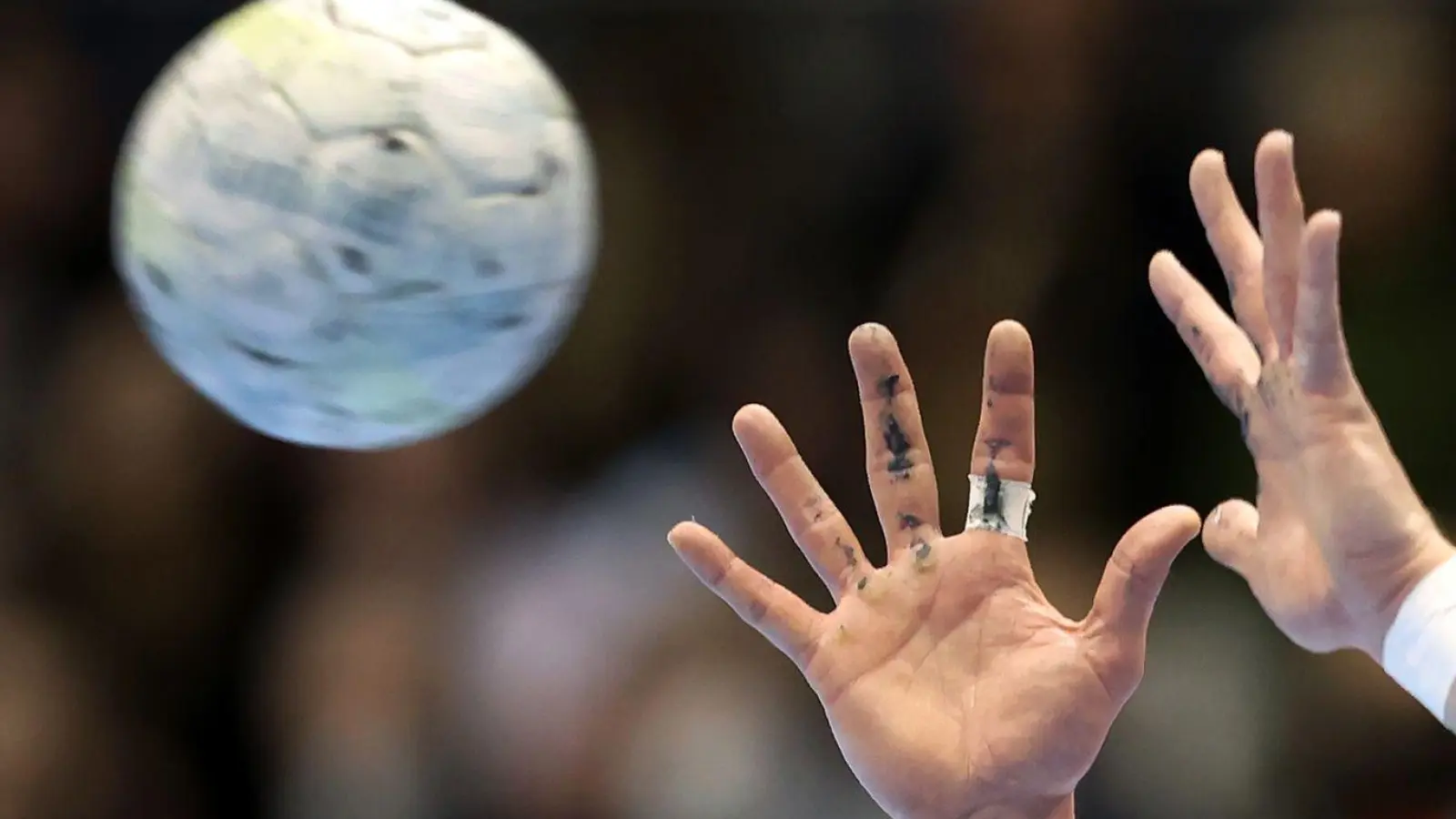 Ein Handball wird gefangen. (Foto: Ronny Hartmann/dpa/Symbolbild)