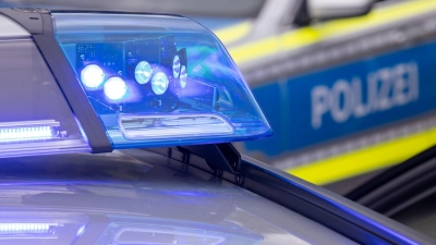 Die Polizei sucht nach dem falschen Polizisten. (Symbolbild) (Foto: Daniel Karmann/dpa)