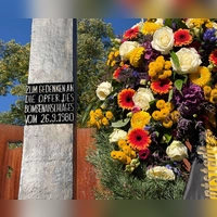 Ein Blumengesteck am Denkmal erinnert an die Opfer des Oktoberfest-Attentats. (Foto: Julian Degler/dpa)