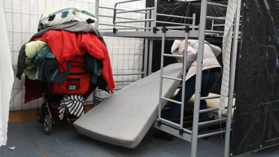 In den Zeiten der größten Überlastung wurden mancherorts Geflüchtete in Sporthallen einquartiert. (Archivbild) (Foto: Arne Dedert/dpa)