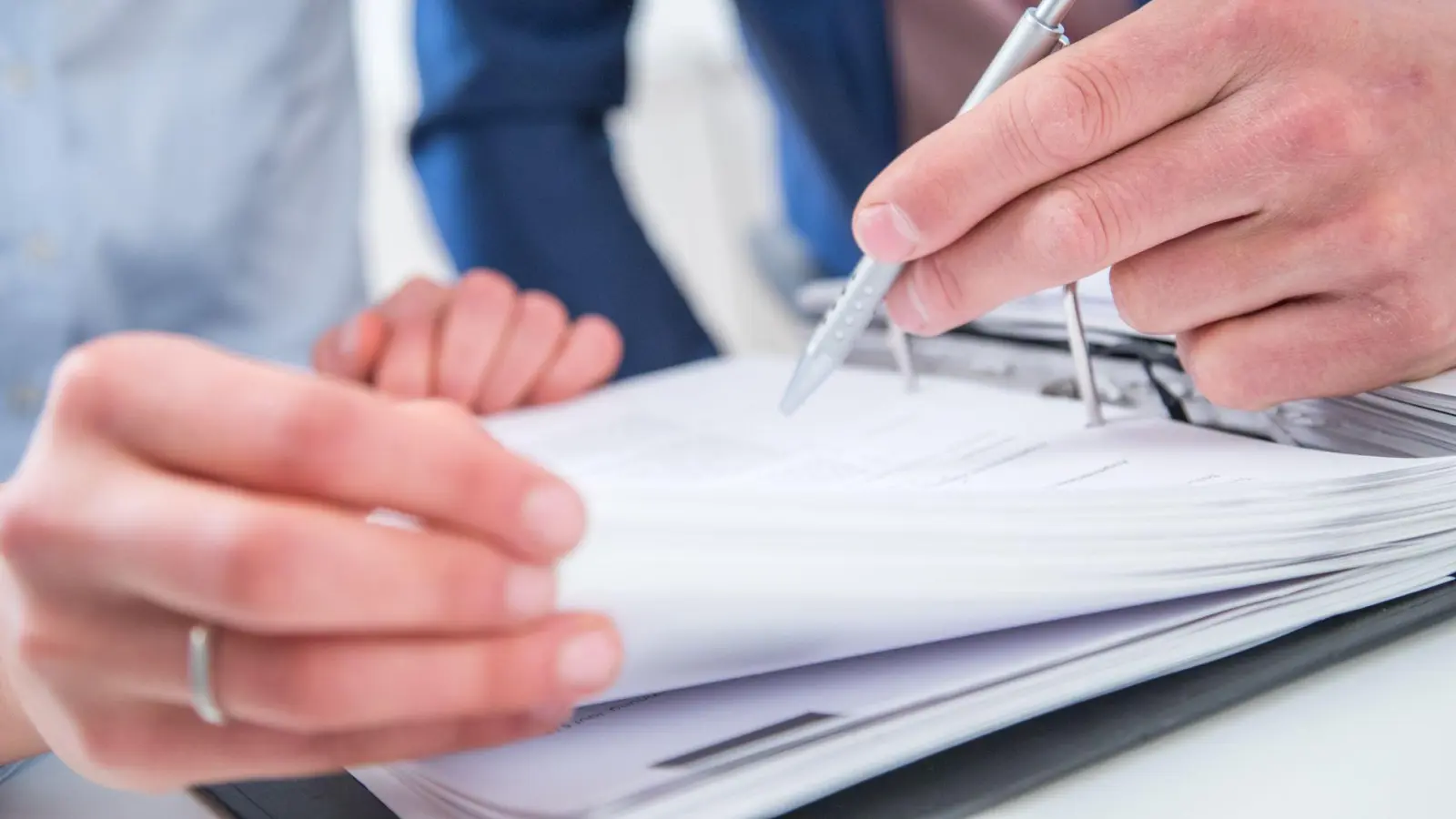 Ist Ihre Steuererklärung komplex und vielfältig? Dann kann es sich lohnen, sich professionelle Hilfe an die Seite zu holen. (Foto: Christin Klose/dpa-tmn)