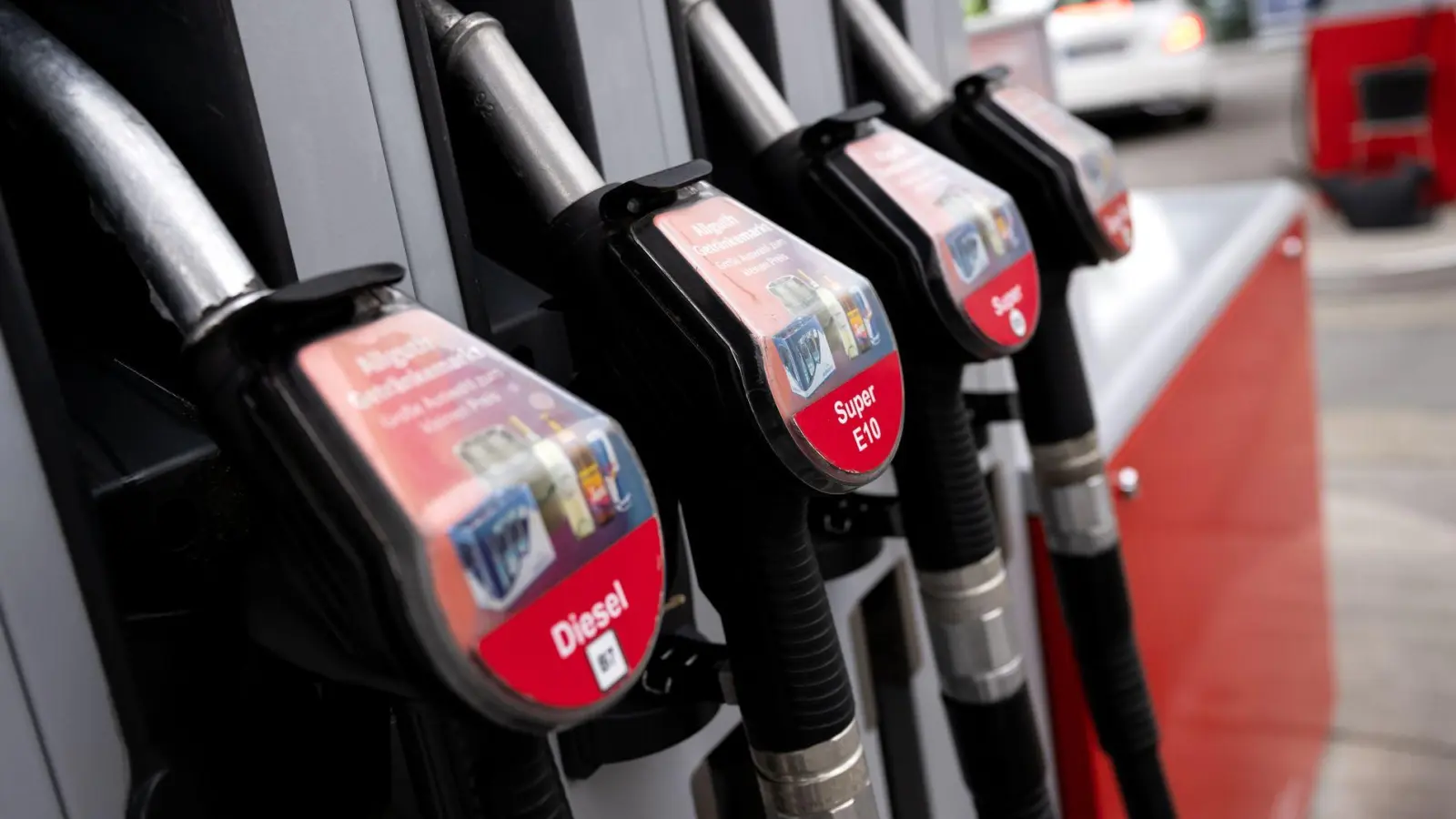 Der Senior tankte versehentlich den falschen Kraftstoff. (Symbolbild) (Foto: Sven Hoppe/dpa)