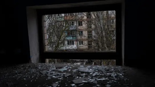 Ein während eines russischen Angriffs zerstörtes Gebäude in Cherson. (Foto: Bernat Armangue/AP/dpa)