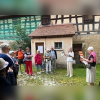 Ihr Elternhaus stellte bei der Stadtführung Astrid Wiedfeld (Zweite von rechts) vor. Sie und ihre Cousine Evelyn Hausner erzählten beim ehemaligen „Hirschenwirt” über die Geschichte ihrer Familie. (Foto: Gerhard Schöller)