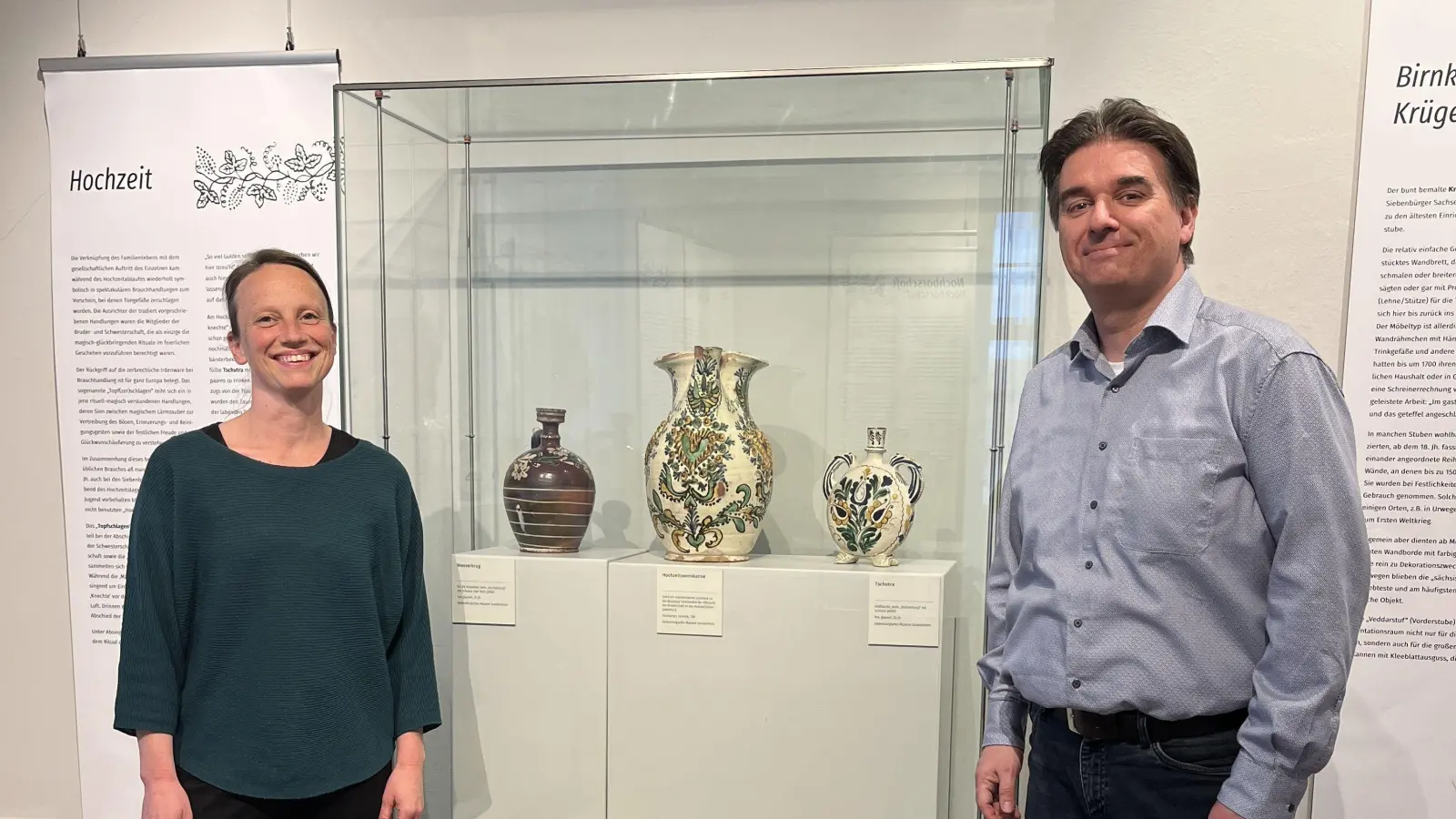 Ute Heiß (Leiterin des Hauses der Geschichte) und Dr. Markus Lörz (Museumsleiter Siebenbürgisches Museum) haben ein volkskundliches Thema gewählt. (Foto: Stadt Dinkelsbühl/Julia Kirchdörfer)