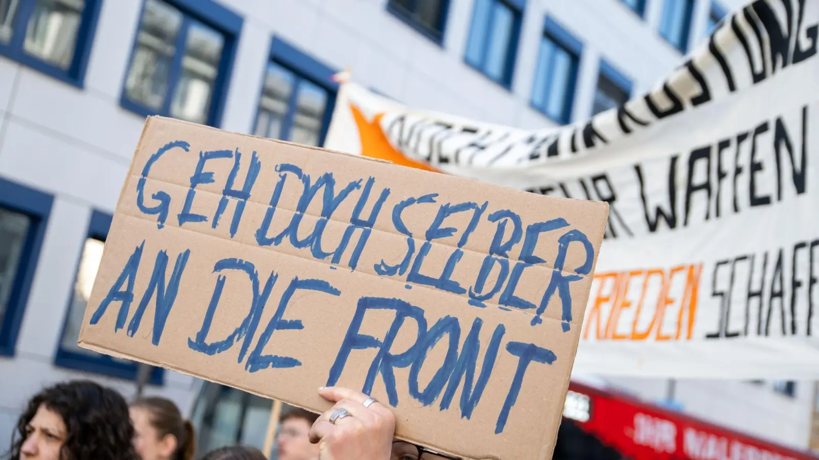 Bundesweit gingen junge Menschen wie hier in Bamberg gegen die Wehrpflicht auf die Straße. (Foto: Pia Bayer/dpa)