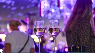 Besser nicht unbeaufsichtigt stehen lassen: Getränke in einem Nachtclub. (Foto: Jens Kalaene/dpa/dpa-tmn)
