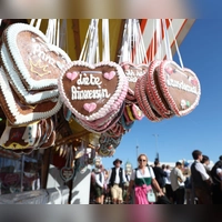 Strahlendes Wetter beschert dem Oktoberfest einen Bilderbuchstart.  (Foto: Karl-Josef Hildenbrand/dpa)