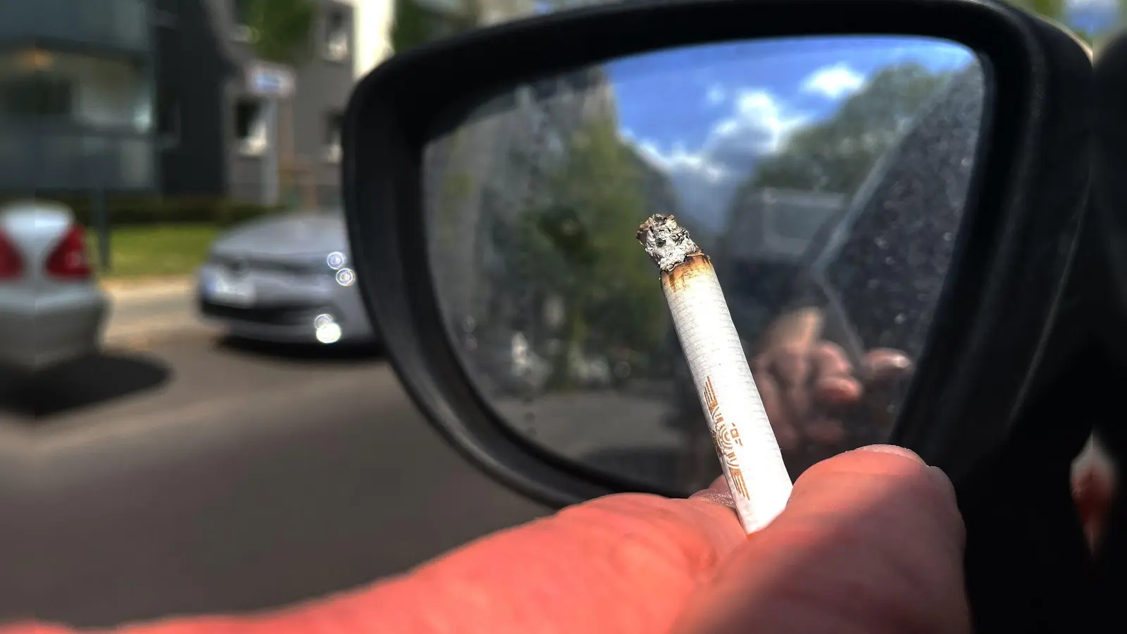 Ein Rauchverbot im Auto soll Schwangere und Minderjährige vor den Gefahren des Passivrauchens schützen. (Symbolbild) (Foto: Paul Zinken/dpa)