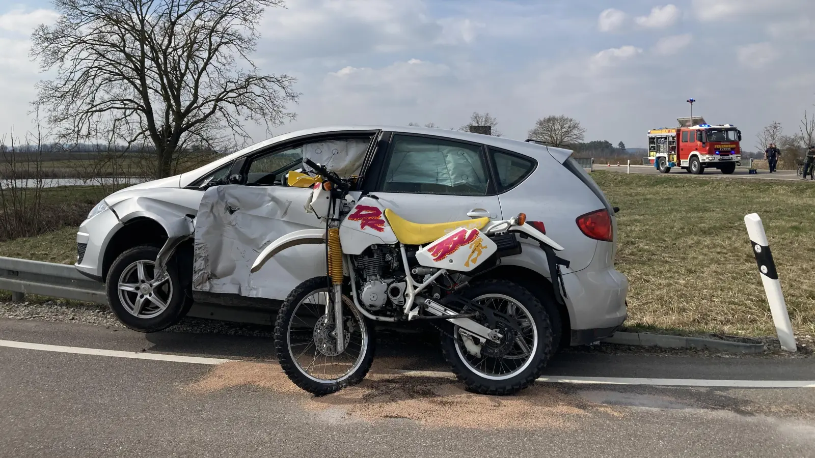 Auf Höhe der Fahrertür prallte das Motorrad mit großer Wucht auf das Auto. (Foto: Carissa Kleinschrot)