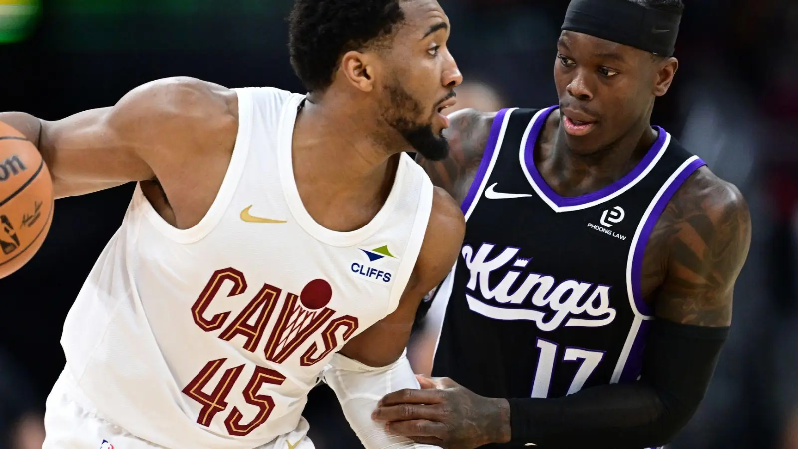 Hier spielten sie noch gegeneinander: Nun wechselt Dennis Schröder (re.) zu den Cleveland Cavaliers um Donovan Mitchell. (Foto: David Dermer/AP/dpa)