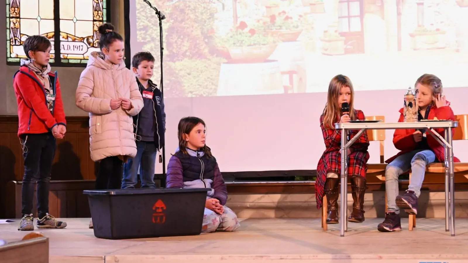 In der Kirche St. Jakob proben die Kinder bis Samstag. Eine große Bühne ist hierfür aufgestellt. Zu sehen ist rechts das Bauernpaar und links, kniend der „verlorene Sohn” neben dem Schweinetrog.  (Foto: Luca Paul)