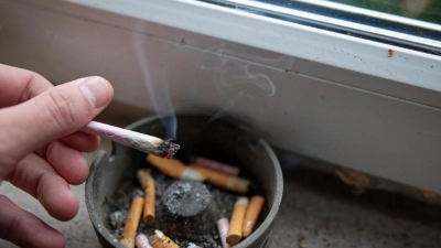 Ein Joint über dem Aschenbecher: In der Schule ist das tabu – ungeachtet der Legalisierung. (Symbolfoto: Tizian Gerbing)