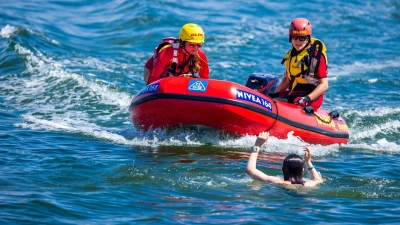 Die DLRG-Rettungsschwimmer retten im vergangenen Jahr wieder vielen Menschen das Leben. (Archivbild) (Foto: Jens Büttner/dpa-Zentralbild/ZB)