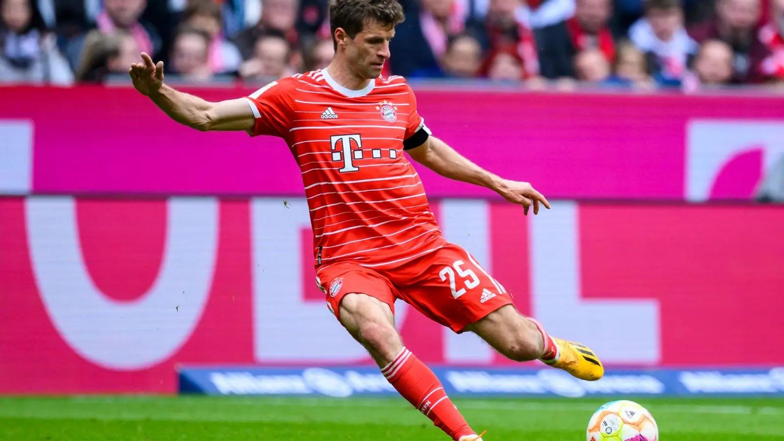 Der FC Bayern München um Thomas Müller geht wieder auf Asien-Reise. (Foto: Tom Weller/dpa)