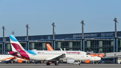 Eurowings-Maschine am Flughafen - einsteigen mit gutem Gewissen, weil man Klimaschutzprojekte unterstützt hat? (Foto: Patrick Pleul/dpa-Zentralbild/dpa)