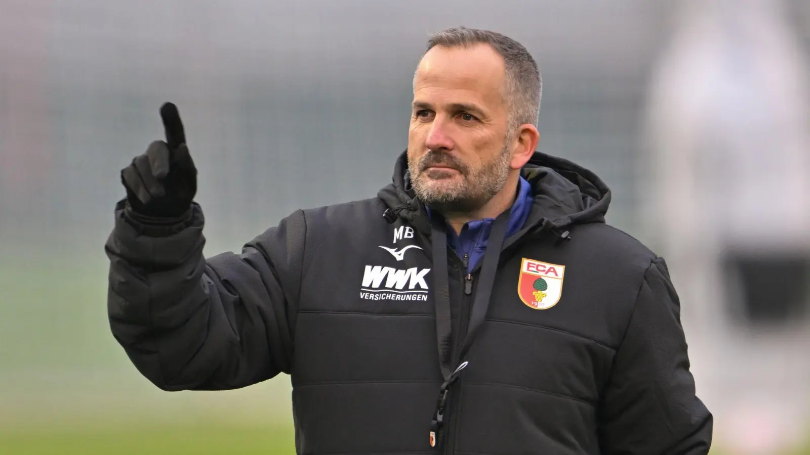 Manuel Baum leitet seine erste Trainingseinheit als Interimscoach in Augsburg. (Foto: Peter Kneffel/dpa)