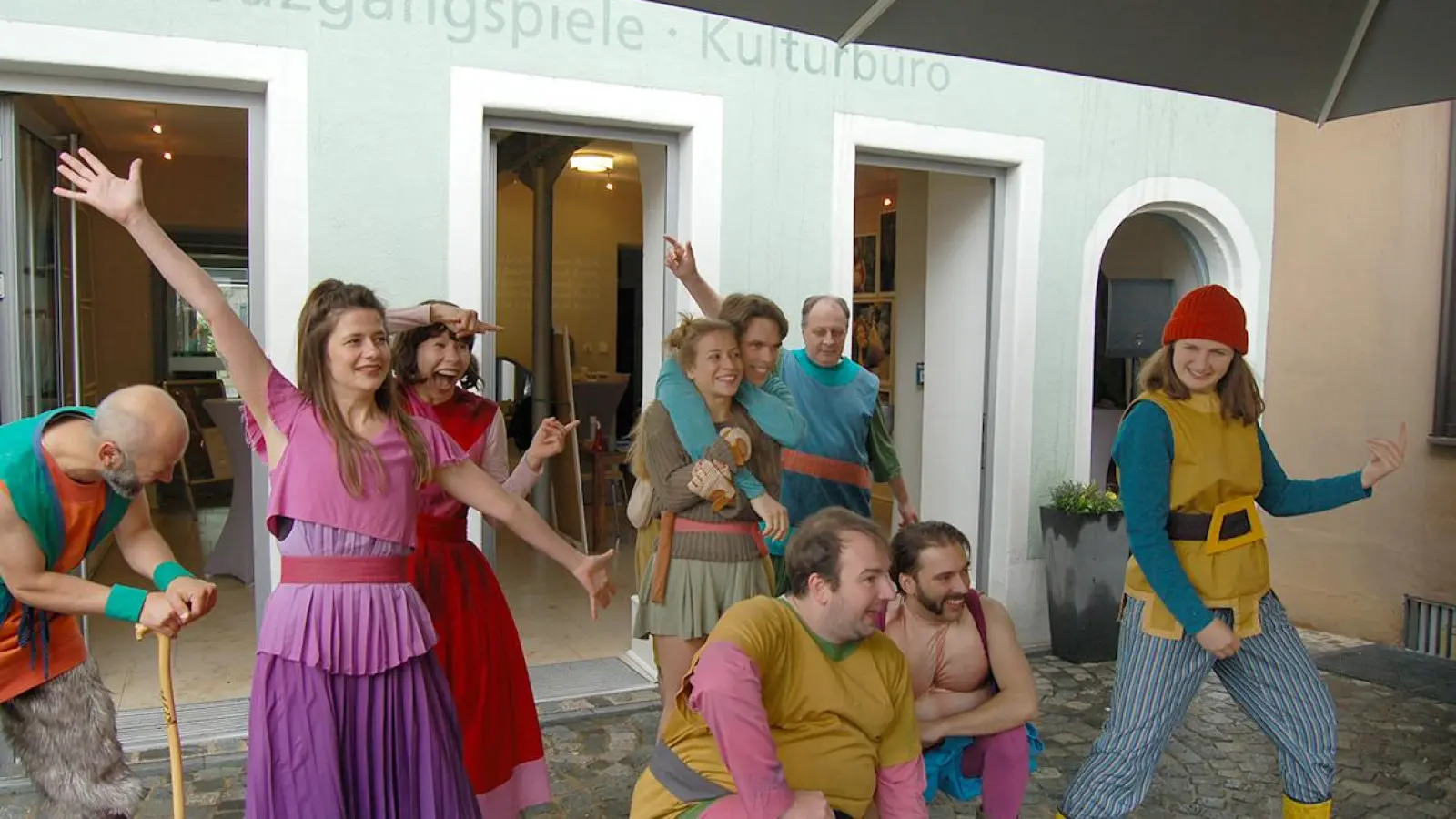 Eine Kostprobe aus dem Kinderstück der Kreuzgangspiele gaben Ronja Räubertochter und ihre wilde Horde. (Foto: Markus Weinzierl)