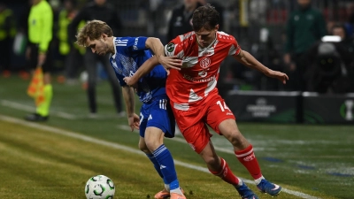Der FSV Mainz 05 um William Bøving (r) lieferte sich ein umkämpftes Duell mit Sigma Olmütz. (Foto: Ludìk Peøina/CTK/dpa)