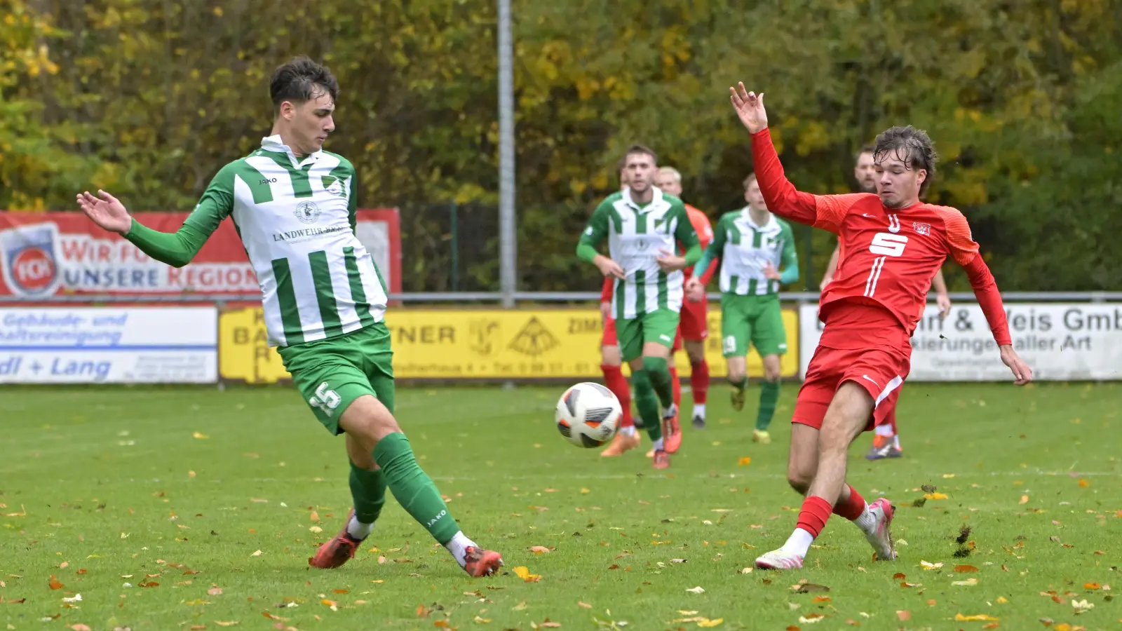 Mit 2:1 gewannen die Spfr Dinkelsbühl (rechts Theo Peter) gegen den FC/DJK Burgoberbach (Lukas Engelhard). Für die Sportfreunde steht am Sonntag bei Fortuna Neuses gleich das nächste Derby auf dem Programm, die Burgoberbacher empfangen bereits am Samstag den FC Ezelsdorf. (Foto: Martin Rügner)